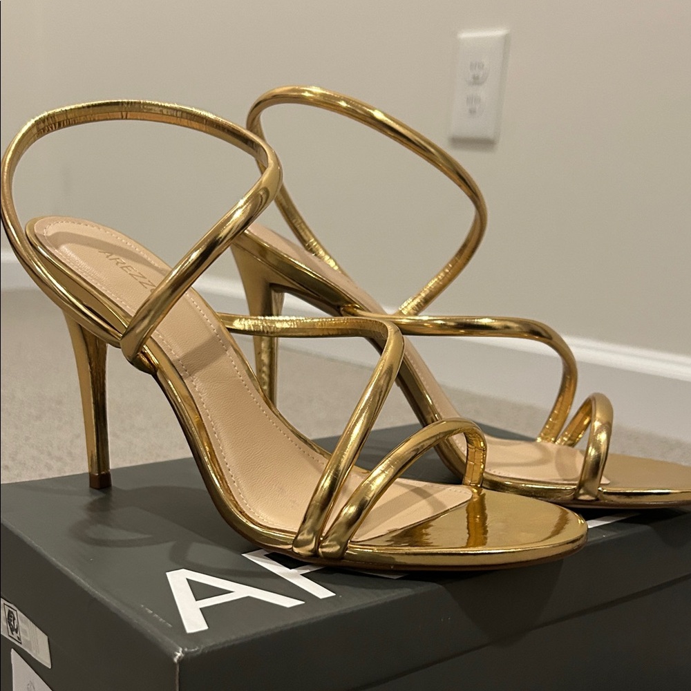 Arezzo Women's Gold and White Shoes